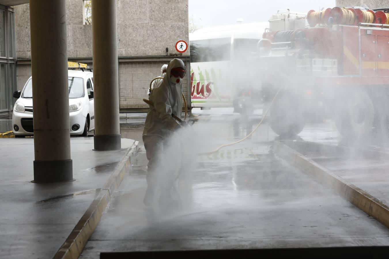 En imágenes, la UME inicia en Córdoba la desinfección contra el coronavirus