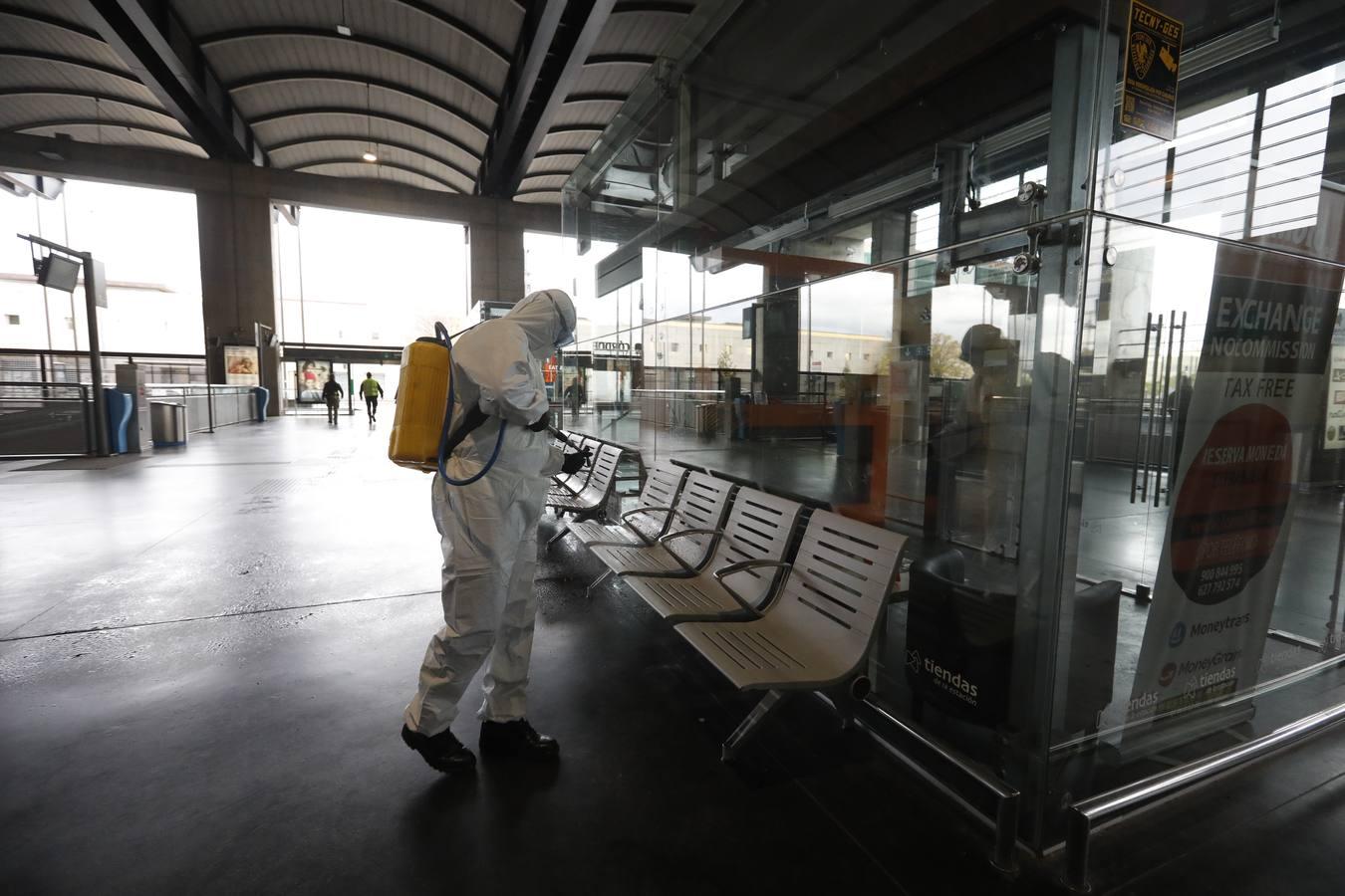 En imágenes, la UME inicia en Córdoba la desinfección contra el coronavirus