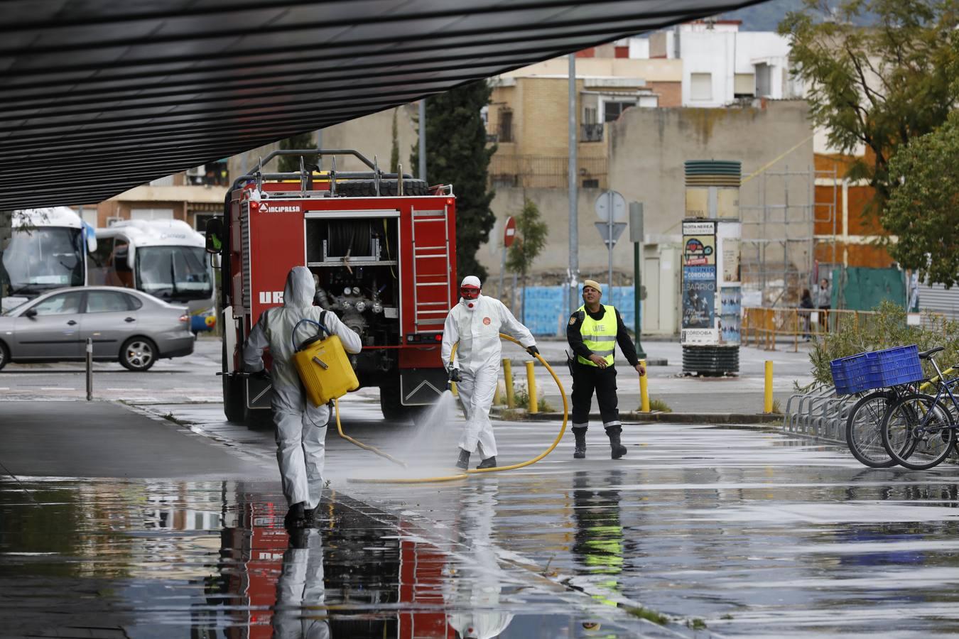 En imágenes, la UME inicia en Córdoba la desinfección contra el coronavirus