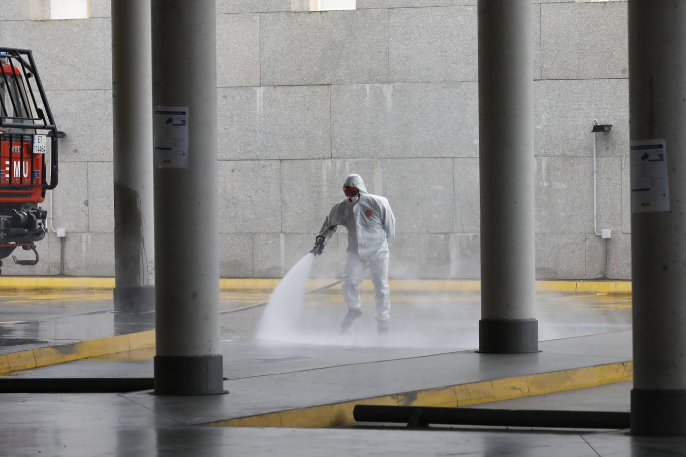 En imágenes, la UME inicia en Córdoba la desinfección contra el coronavirus