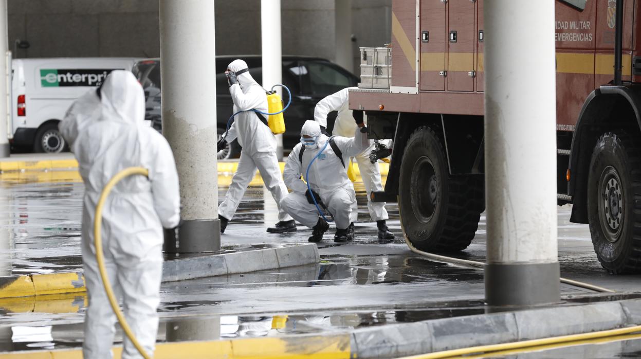 En imágenes, la UME inicia en Córdoba la desinfección contra el coronavirus