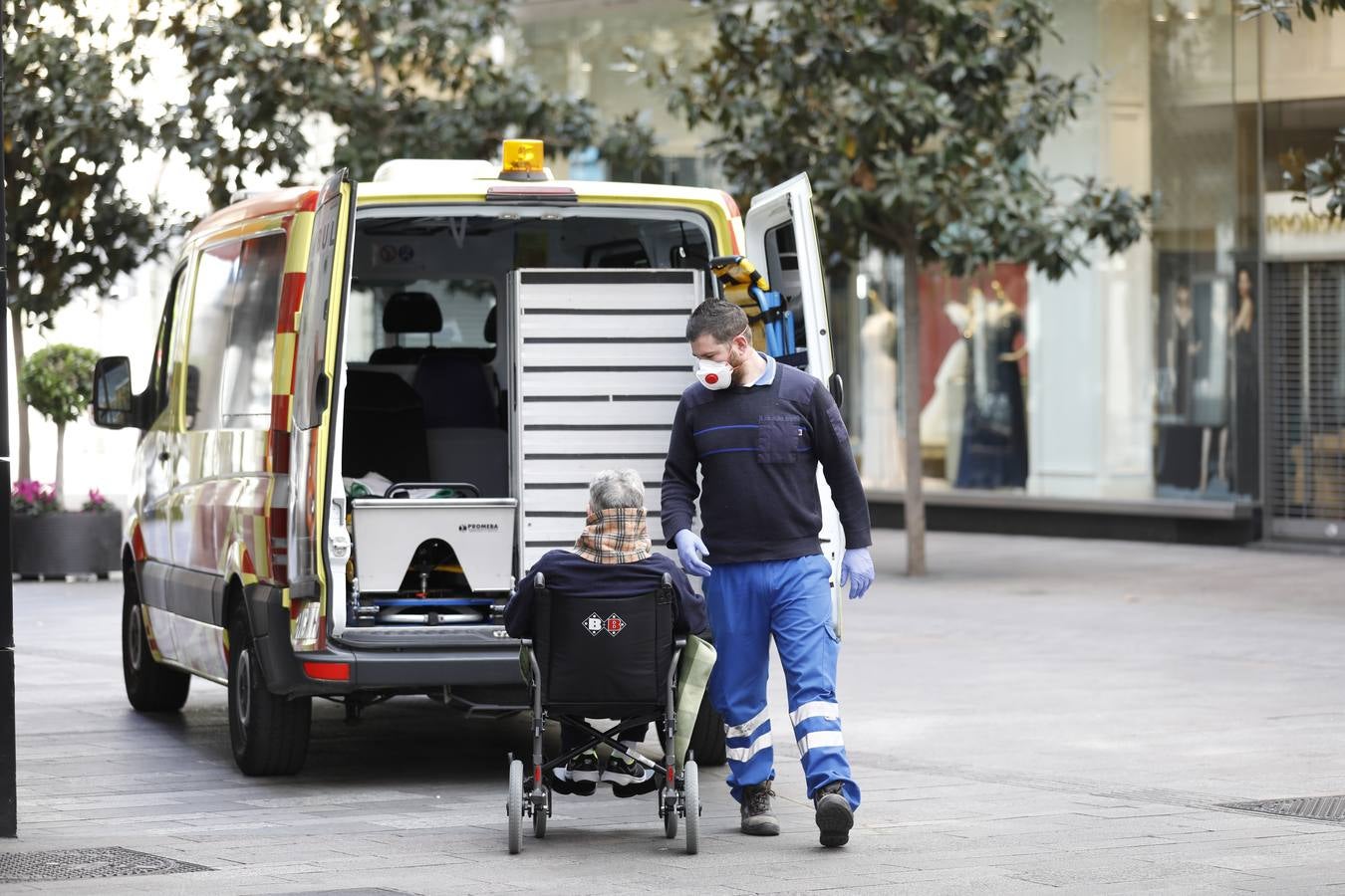 El primer día laborable en Córdoba por el estado de alarma, en imágenes