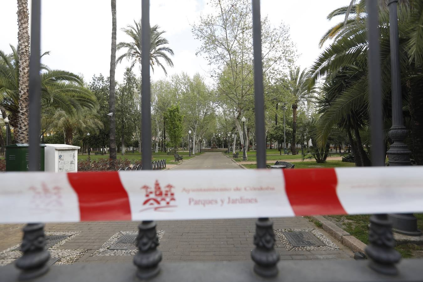 El primer día laborable en Córdoba por el estado de alarma, en imágenes