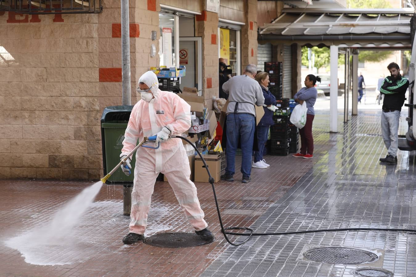 El primer día laborable en Córdoba por el estado de alarma, en imágenes