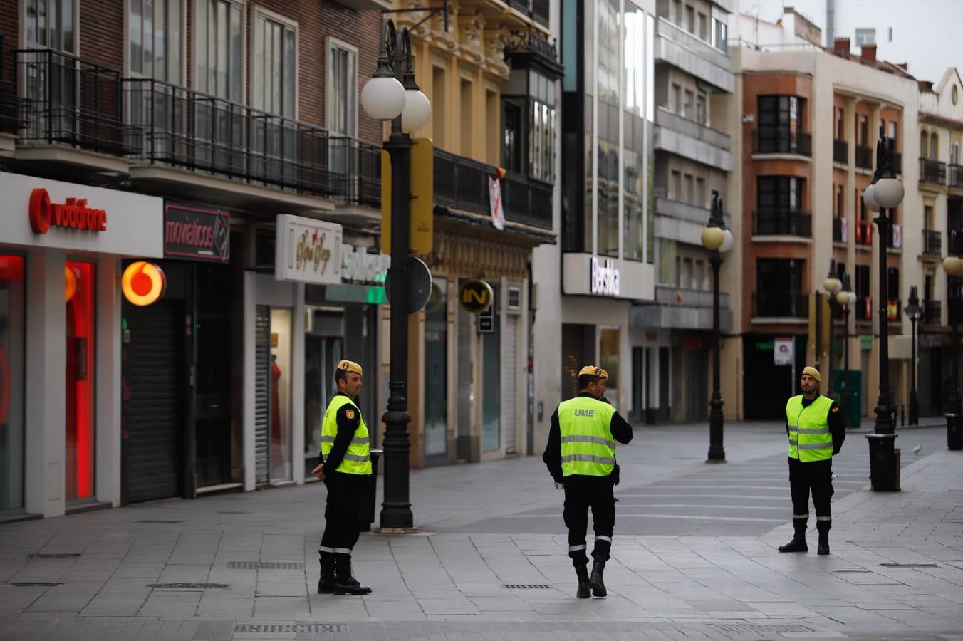 El despliegue de la UME en las arterias y monumentos de Córdoba, en imágenes