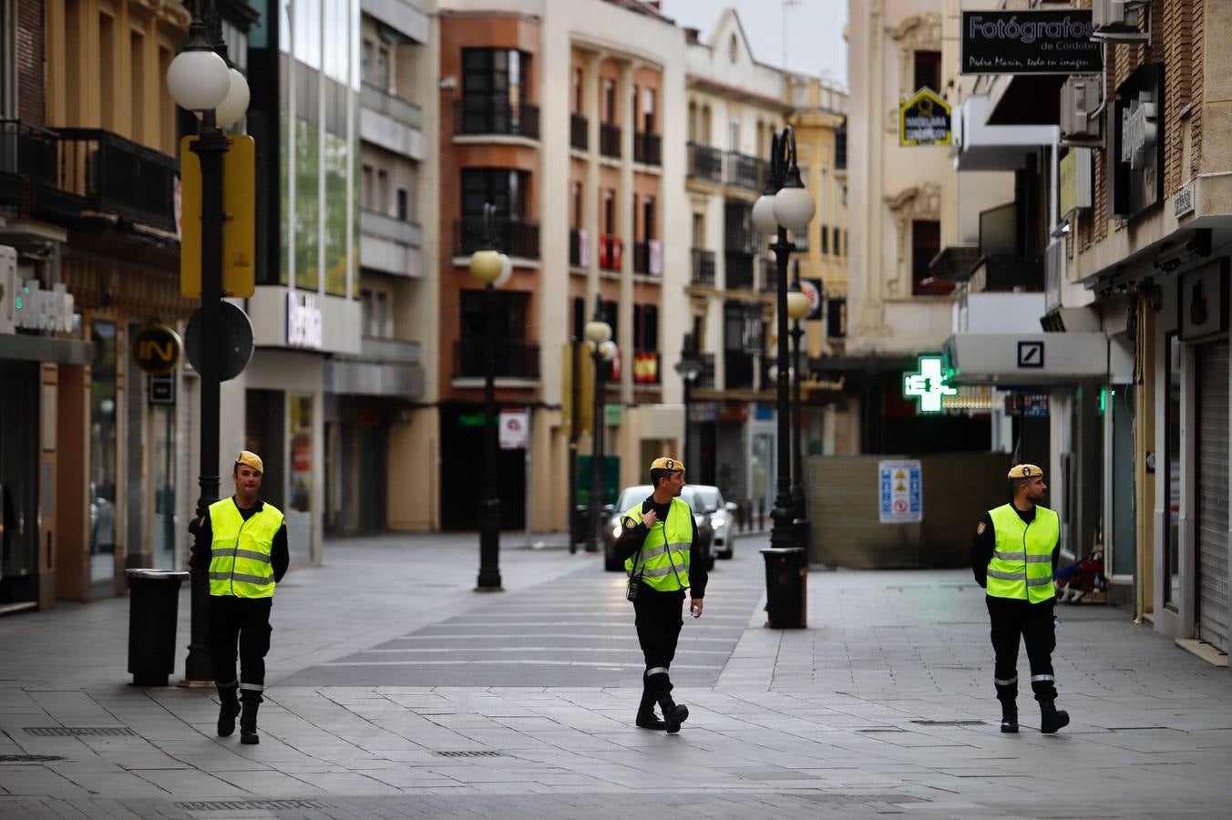 El despliegue de la UME en las arterias y monumentos de Córdoba, en imágenes