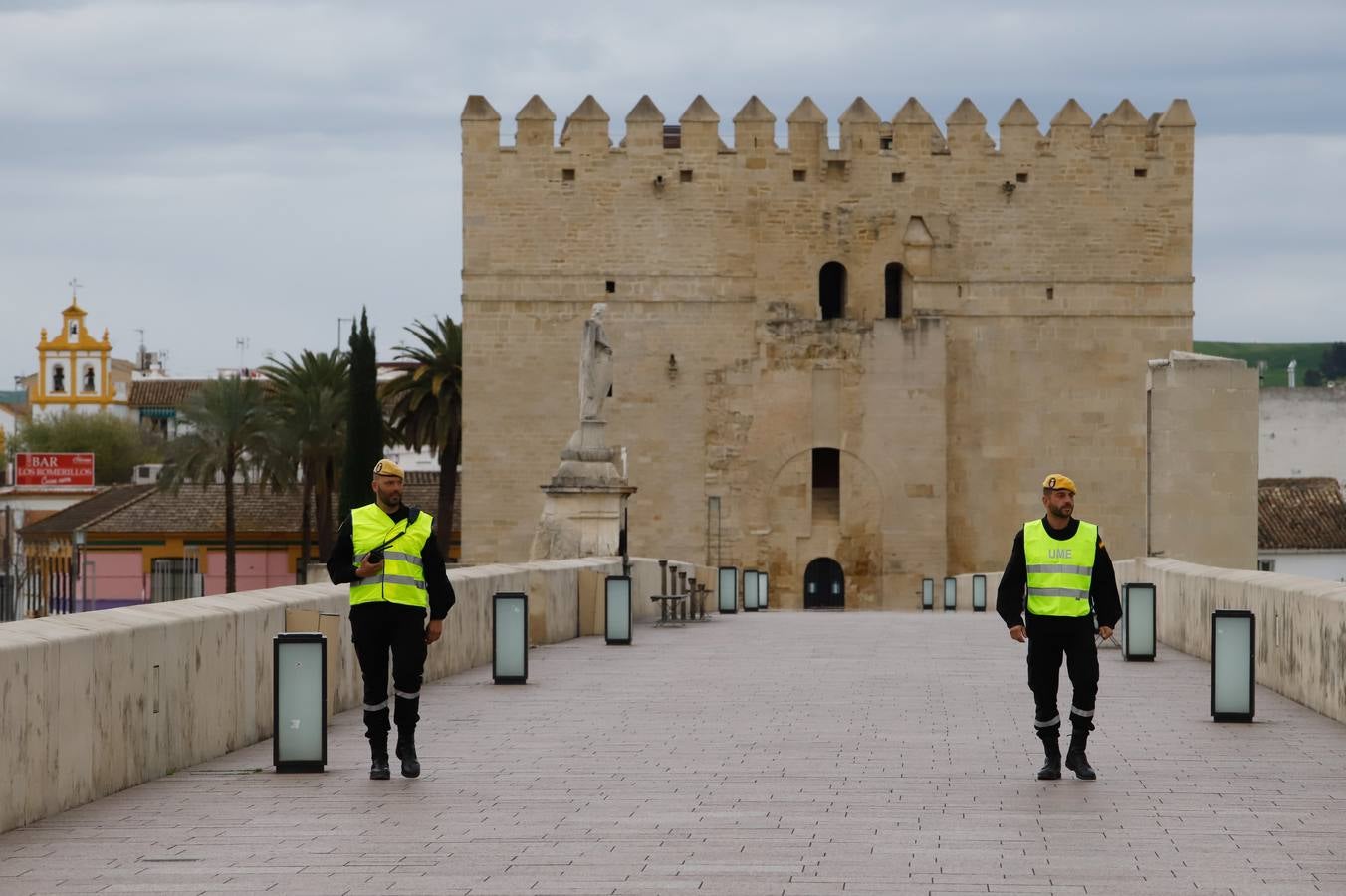 El despliegue de la UME en las arterias y monumentos de Córdoba, en imágenes