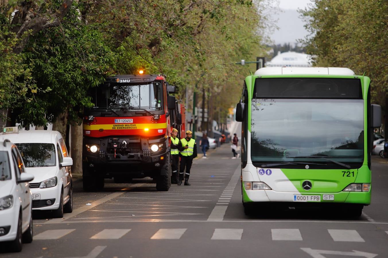 El despliegue de la UME en las arterias y monumentos de Córdoba, en imágenes