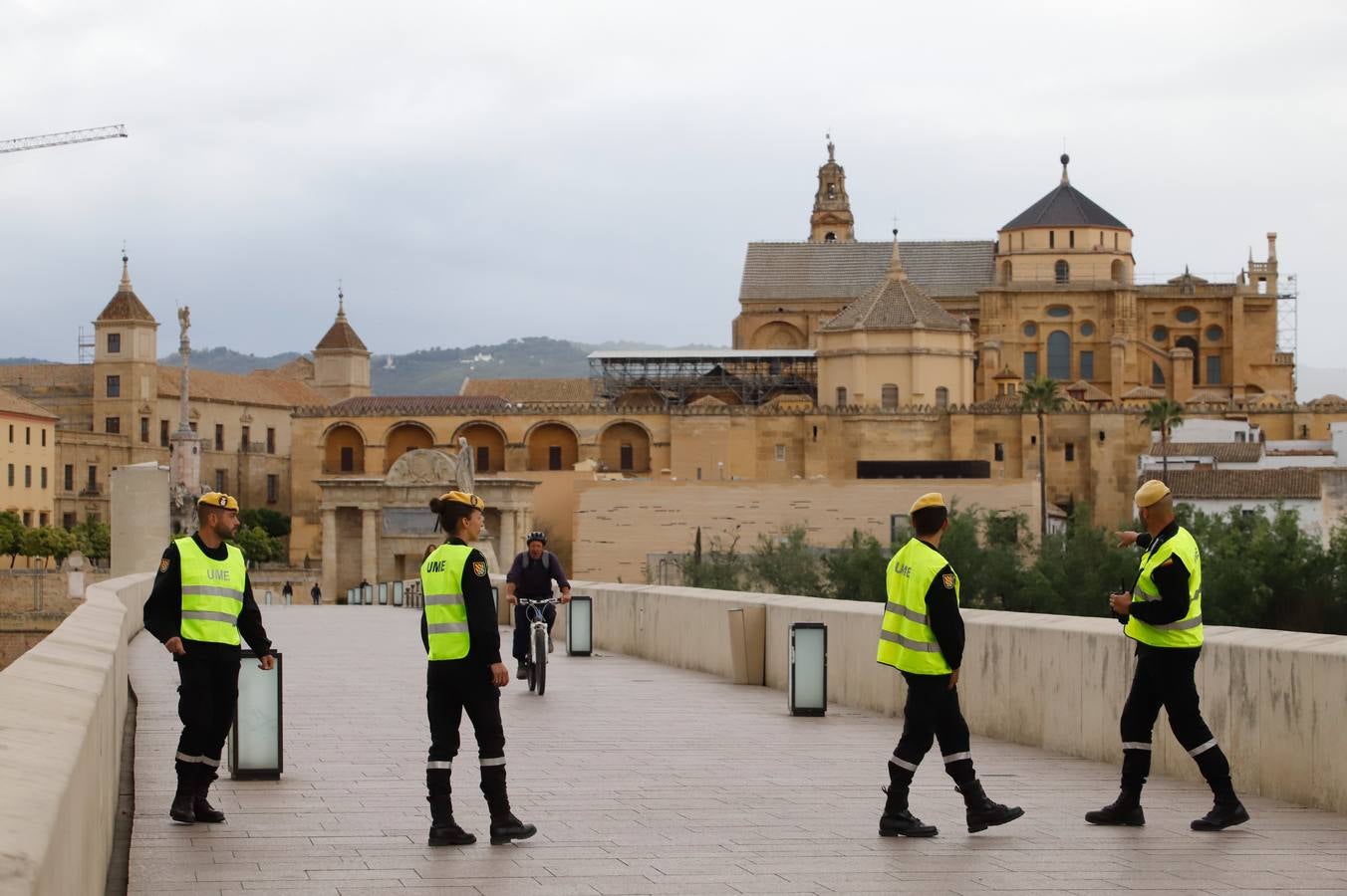 El despliegue de la UME en las arterias y monumentos de Córdoba, en imágenes