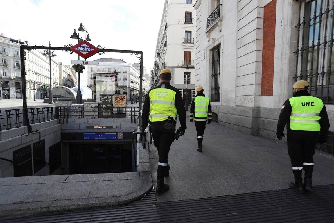 La UME se ha desplegado en puntos estratégicos de Madrid como Atocha o Sol. 
