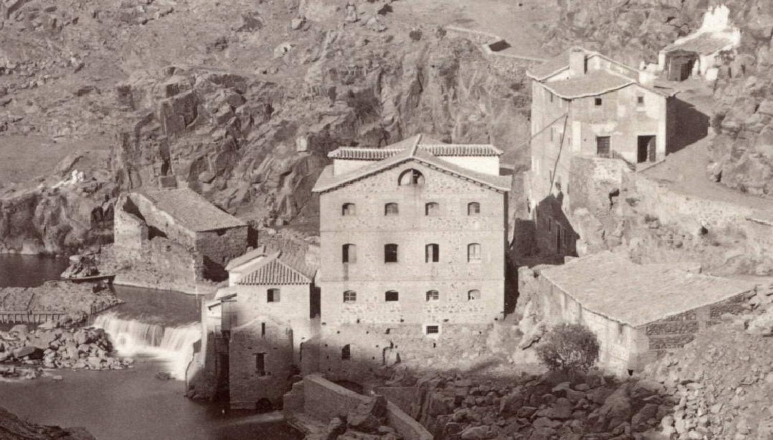 La presa del Artificio hacia 1880. A la izquierda, al fondo, el molino de Montoya y Palazuelos citado en 1820. En el centro, la fábrica de harinas levantada en 1864. Fotografía de Casiano Alguacil. Archivo Municipal de Toledo. 