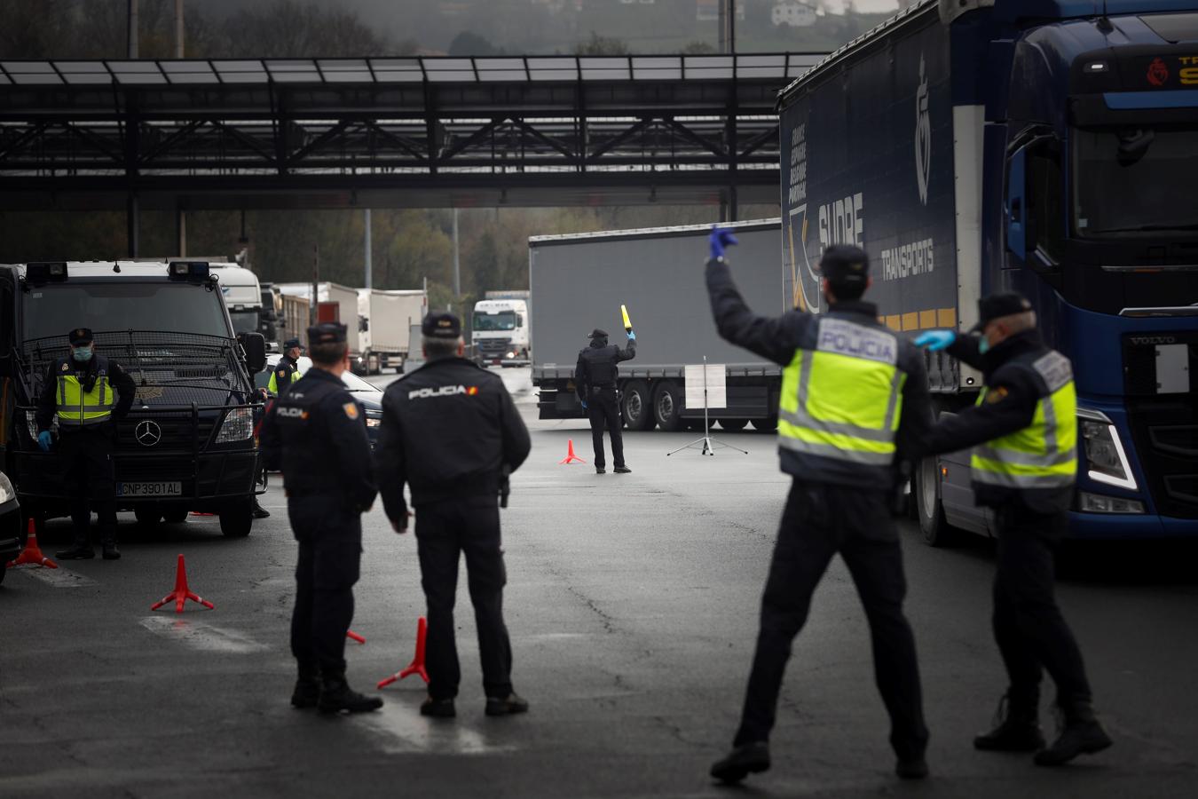 Irún. Furgones de la Policía Nacional en Biriatu el paso fronterizo de Irún hacia Hendaya (Francia)