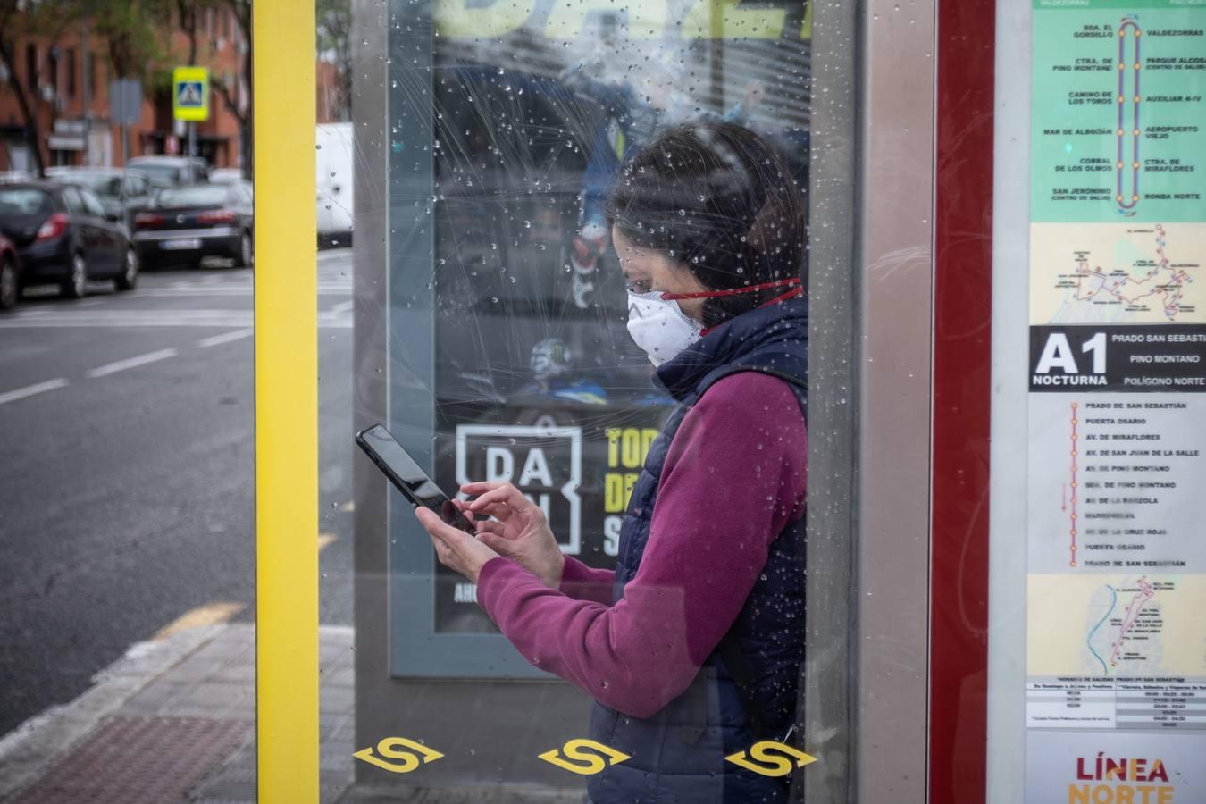 En imágenes, el coronavirus vacía los autobuses de Sevilla