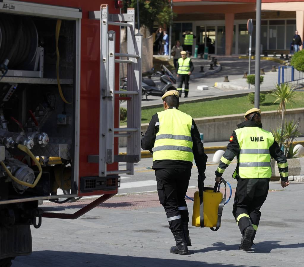 La UME desinfecta algunas instalaciones del Hospital Virgen del Rocío de Sevilla