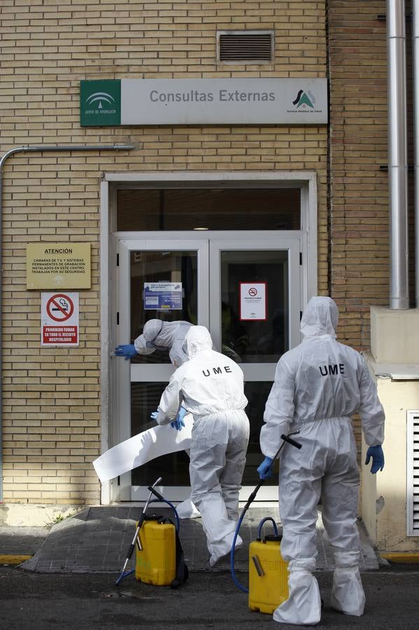 La UME desinfecta algunas instalaciones del Hospital Virgen del Rocío de Sevilla