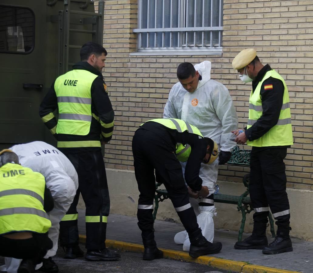 La UME desinfecta algunas instalaciones del Hospital Virgen del Rocío de Sevilla