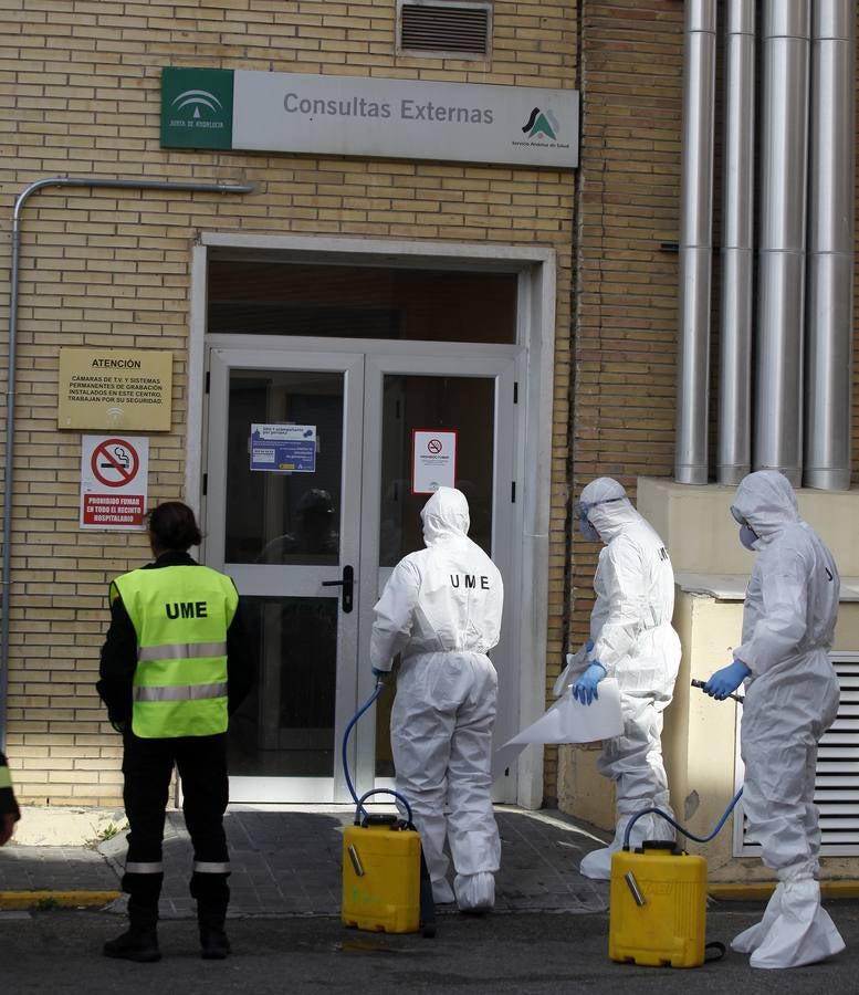 La UME desinfecta algunas instalaciones del Hospital Virgen del Rocío de Sevilla