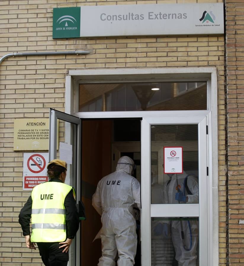 La UME desinfecta algunas instalaciones del Hospital Virgen del Rocío de Sevilla