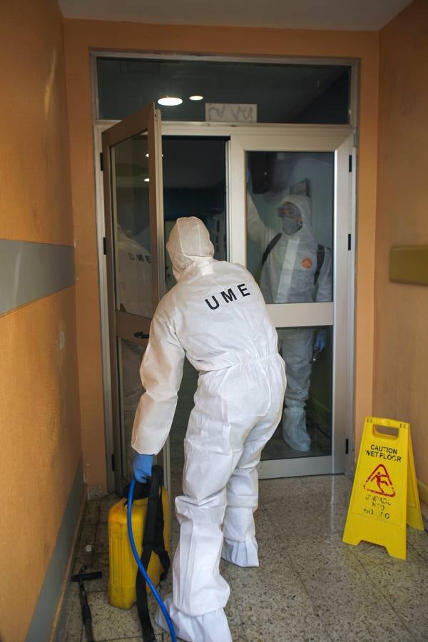 La UME desinfecta algunas instalaciones del Hospital Virgen del Rocío de Sevilla