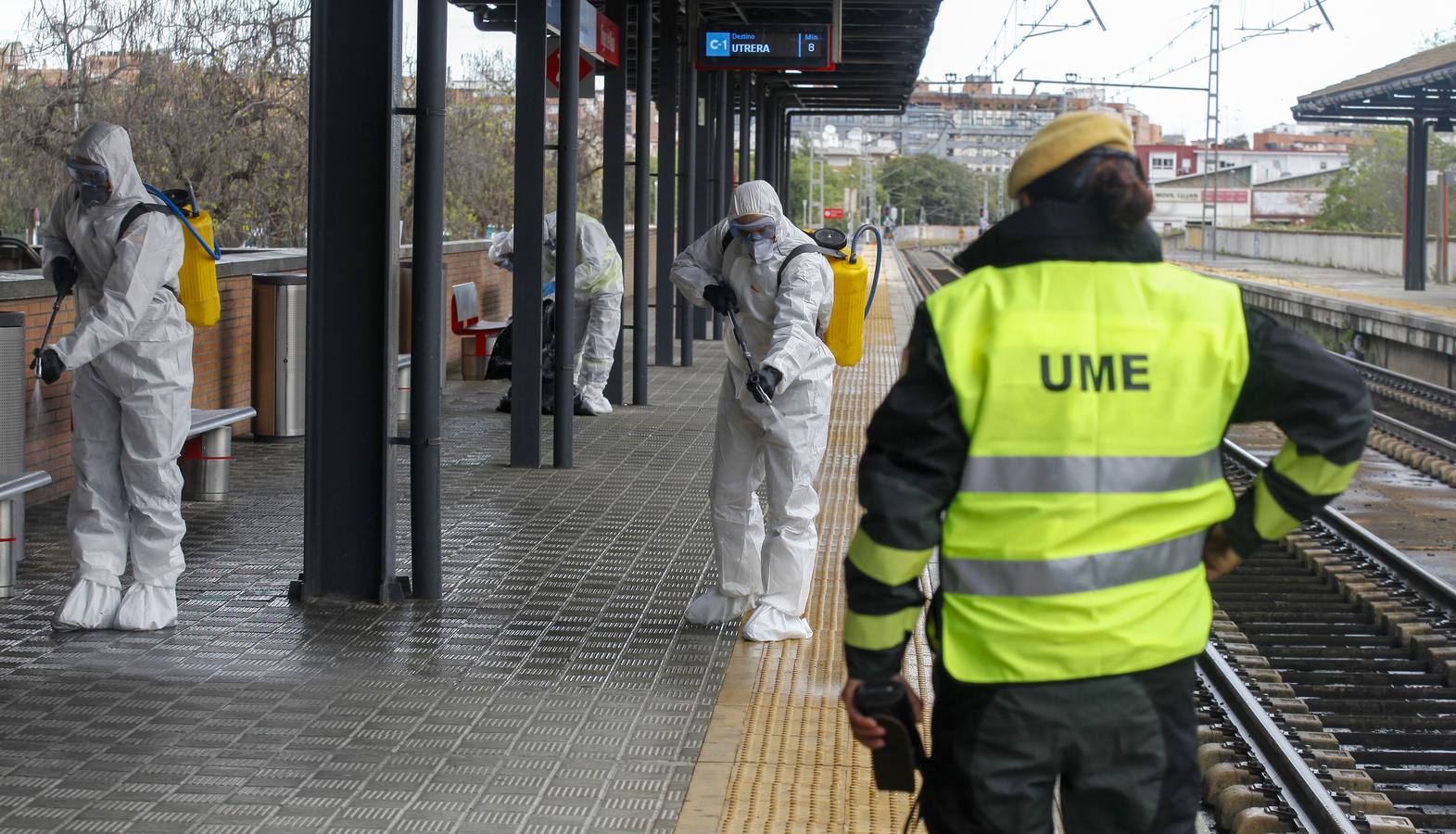 La UME desinfecta algunas instalaciones del Hospital Virgen del Rocío de Sevilla