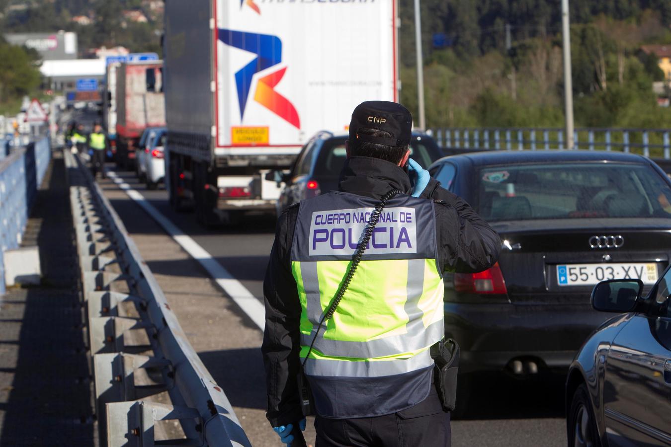 Policías españoles  y la Guardia civil en el puente de Tui, al sur de Pontevedra, vigilando el paso de vehículos