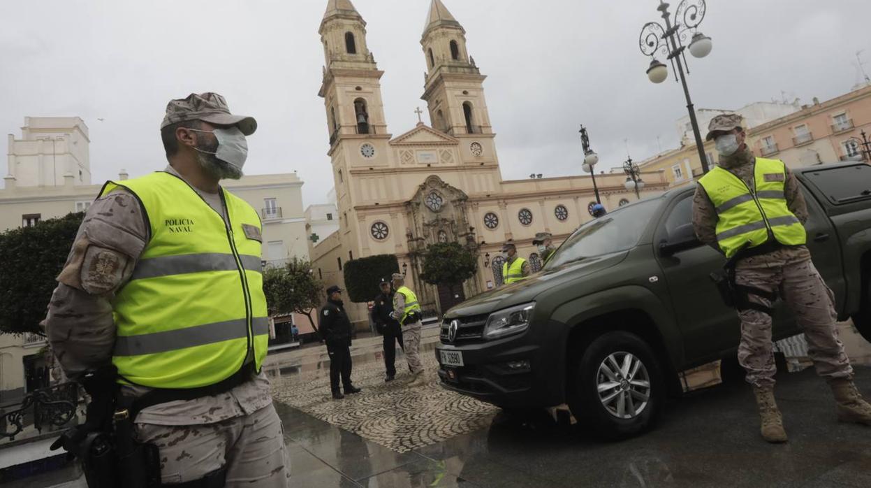 FOTOS: los militares patrullan las calles, estaciones y hospitales de la Bahía de Cádiz