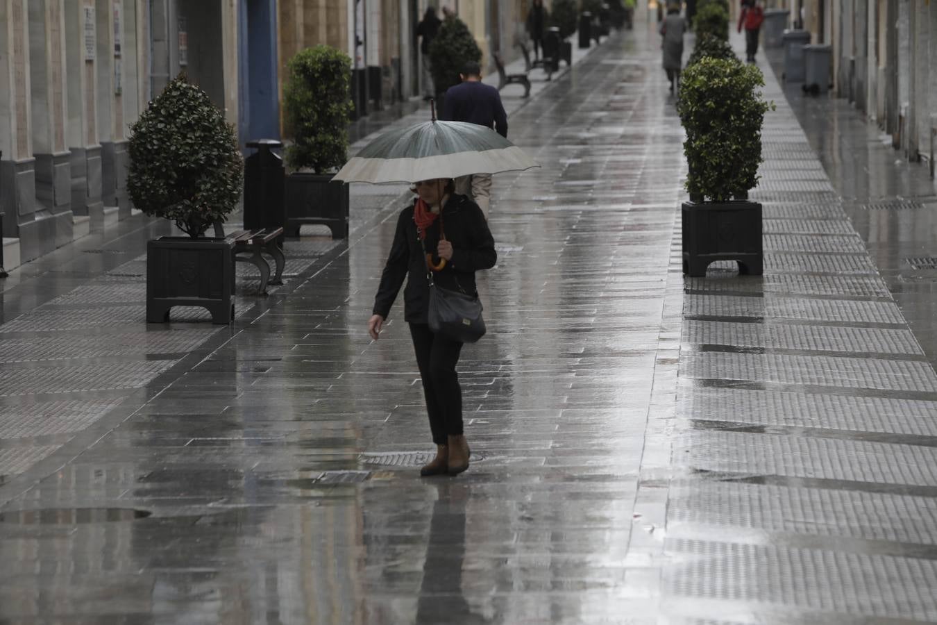 FOTOS: los militares patrullan las calles, estaciones y hospitales de la Bahía de Cádiz