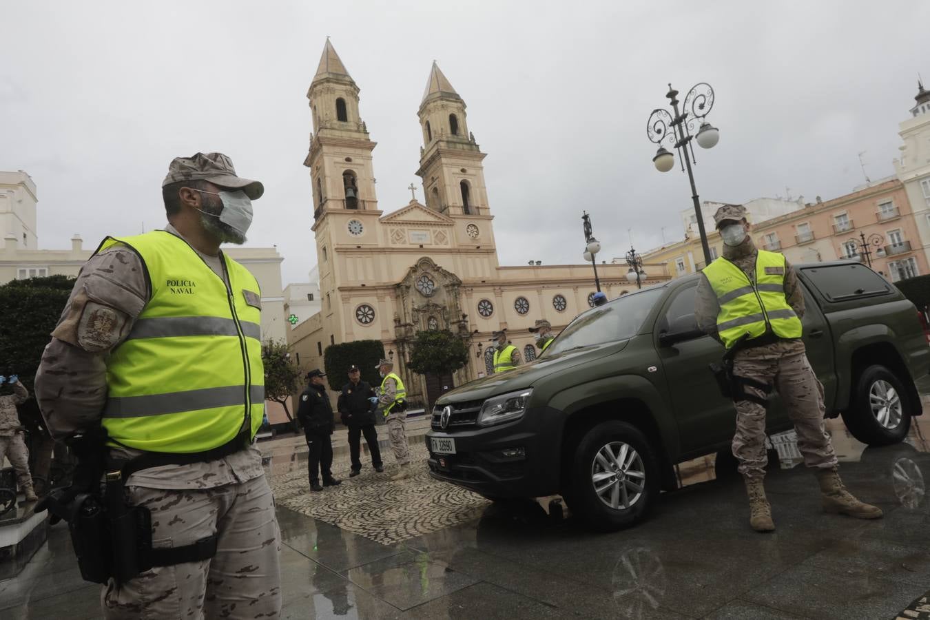 FOTOS: los militares patrullan las calles, estaciones y hospitales de la Bahía de Cádiz