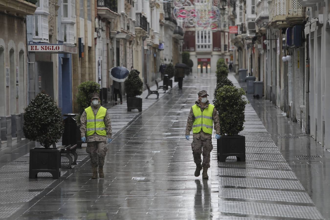 FOTOS: los militares patrullan las calles, estaciones y hospitales de la Bahía de Cádiz