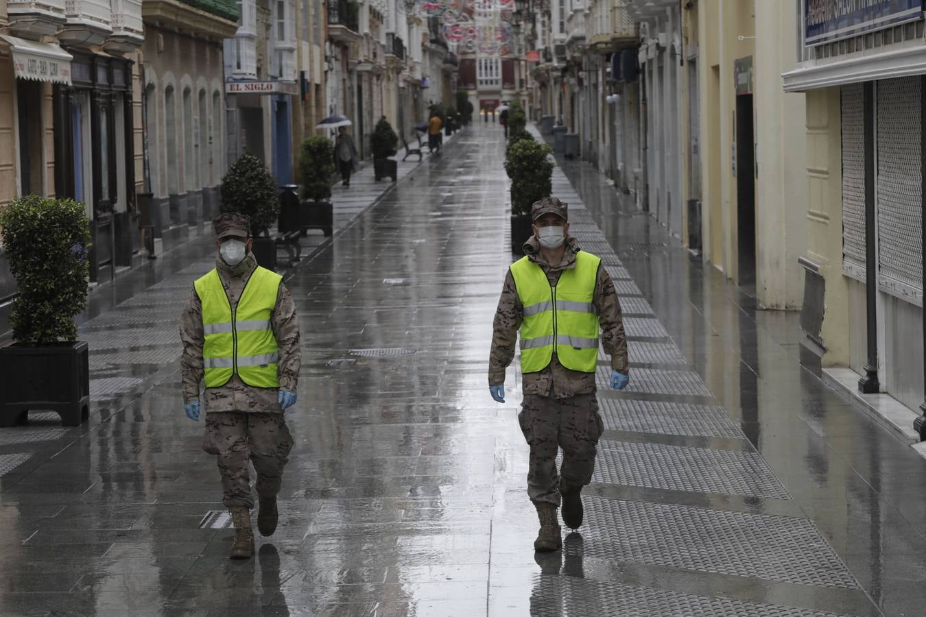 FOTOS: los militares patrullan las calles, estaciones y hospitales de la Bahía de Cádiz