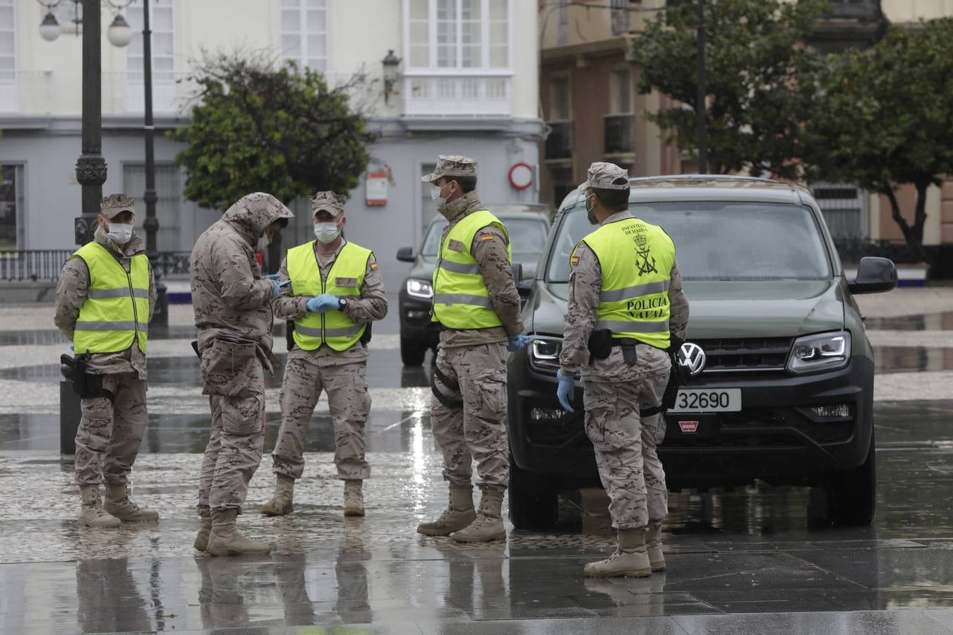 FOTOS: los militares patrullan las calles, estaciones y hospitales de la Bahía de Cádiz