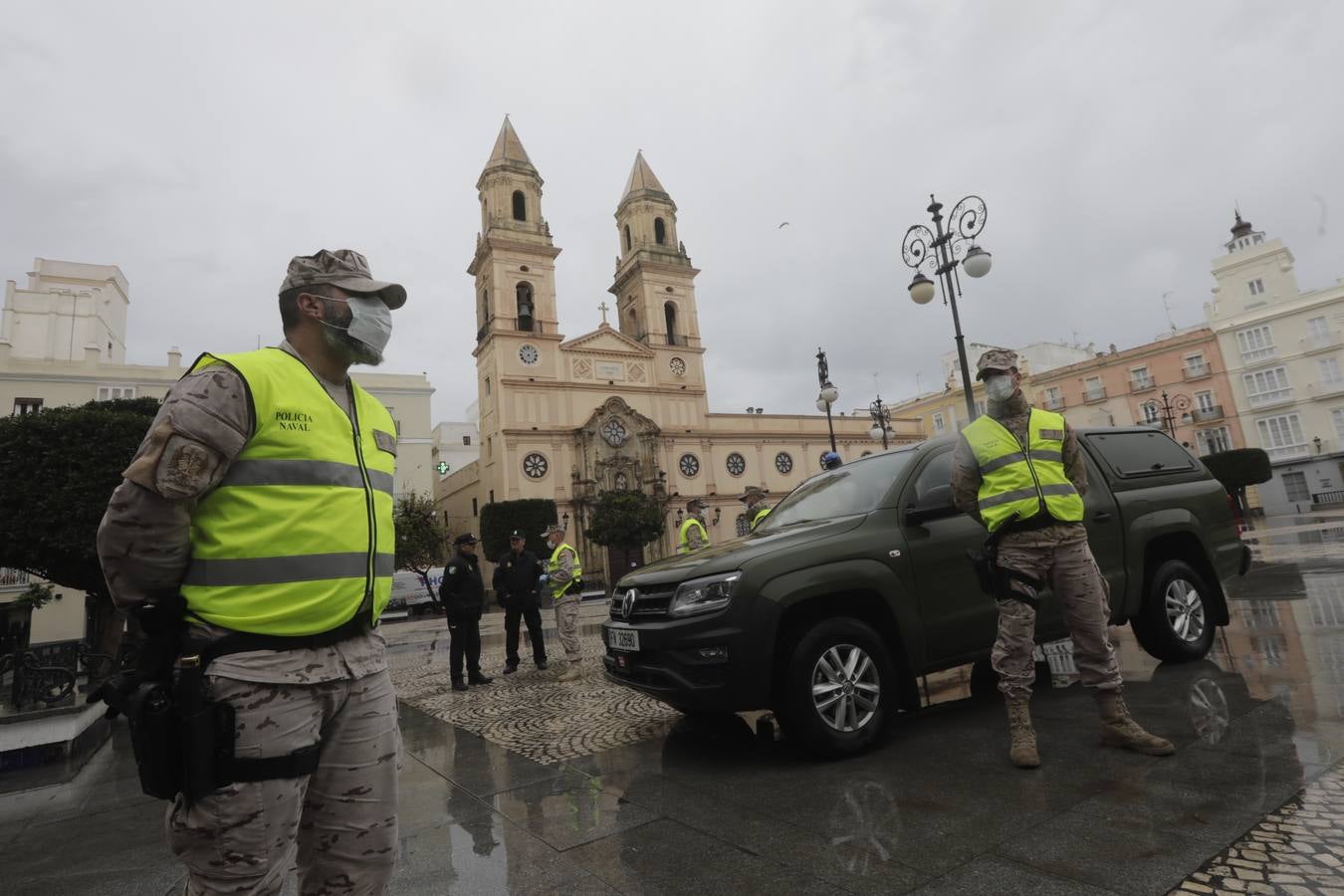 FOTOS: los militares patrullan las calles, estaciones y hospitales de la Bahía de Cádiz