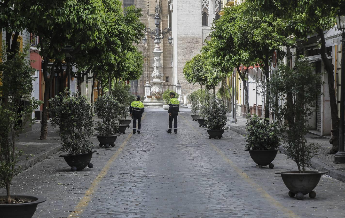 El coronavirus arrasa con los veladores de Sevilla