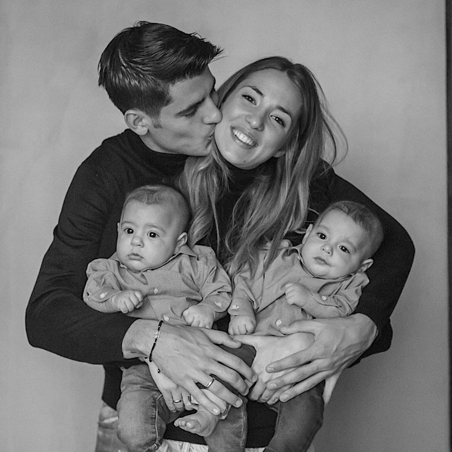 Álvaro Morata - Los padres más elegantes de Instagram. A pesar de su juventud el futbolista es padre de mellizos junto a la modelo Alice Campello, y parece que ambos se han encargado de transmitirles desde recién nacidos su pasión por la moda. No es de extrañar verlos con trajes a medida, camisas y todo tipo de accesorios de las firmas más emblemáticas.