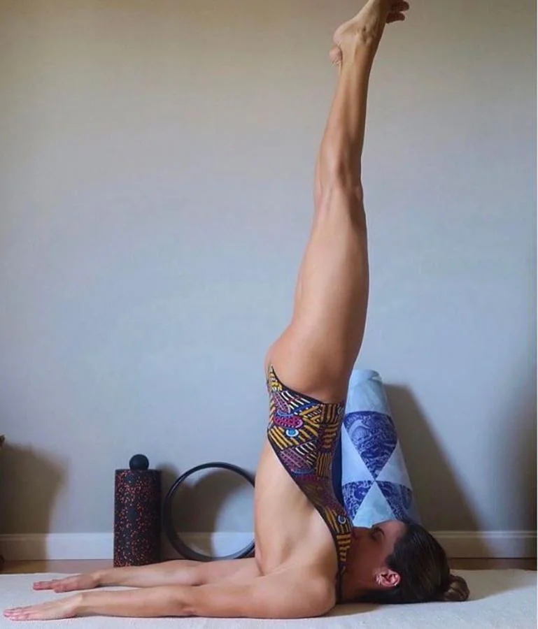 Ariadne Artiles. La modelo también ha optado por el yoga, una de sus mayores aficiones: «Hoy quiero retarles a todos a entrenar nuestro cuerpo y mente desde casa con posturas invertidas después de un buen calentamiento», anima a sus seguidores.
