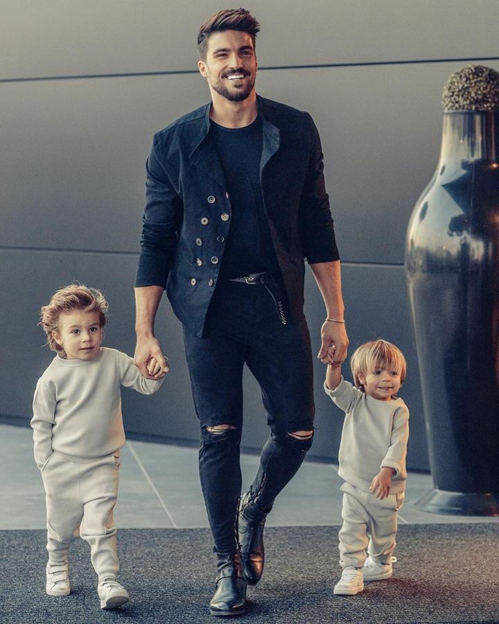 Mariano di Vaio - Los padres más elegantes de Instagram. En Italia es toda una celebridad dentro y fuera de las pasarelas. Lo que más destaca de su estilo es la capacidad para adaptarse a las diferentes corrientes, desde el athleisure al clásico sin perder su esencia (y parece que sus pequeños también heredarán esta cualidad).