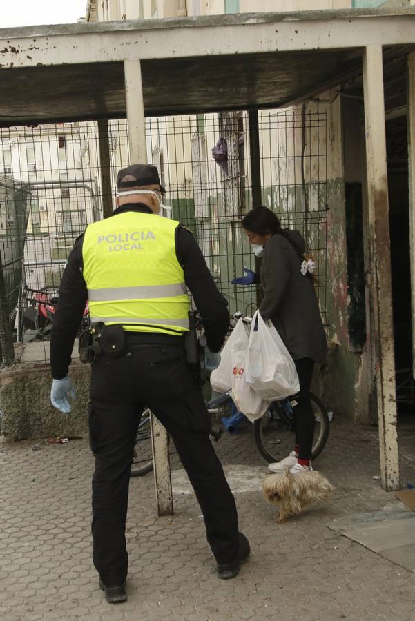 Coronavirus en Sevilla: Así se vive el estado de alarma en las Tres Mil Viviendas, el Vacie y Los Pajaritos