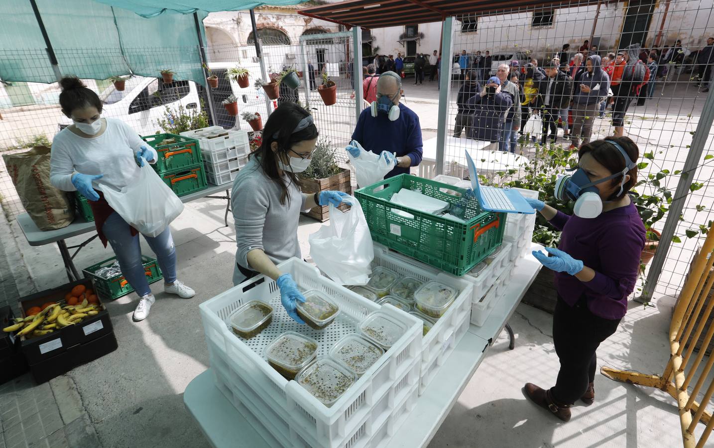 En imágenes, el reparto de comida en Córdoba frente al coronavirus