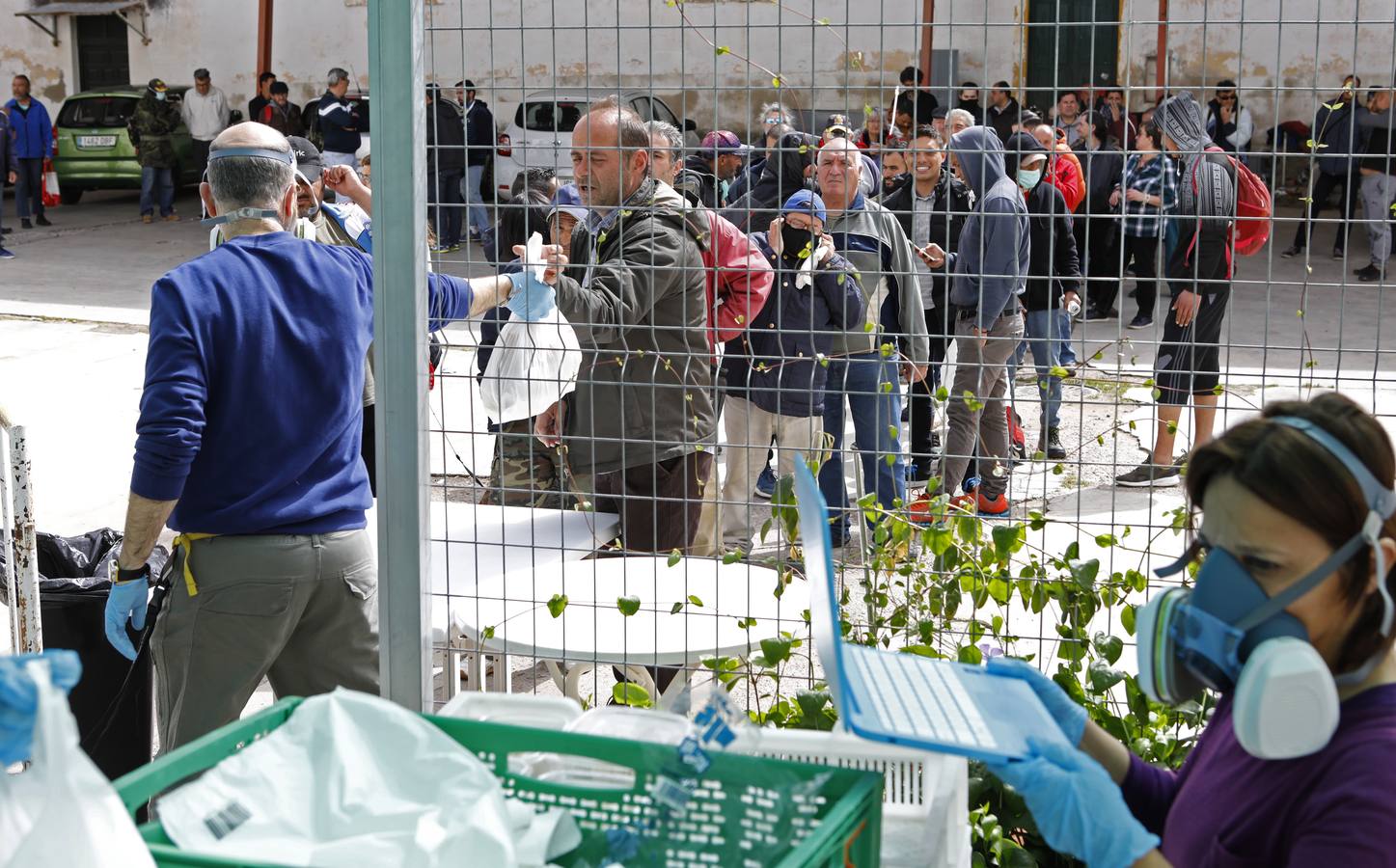 En imágenes, el reparto de comida en Córdoba frente al coronavirus