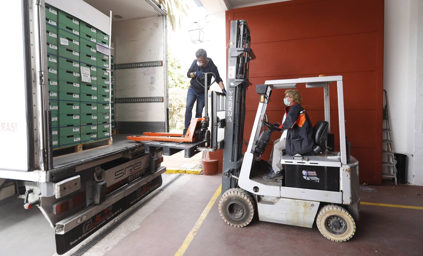 En imágenes, el reparto de comida en Córdoba frente al coronavirus