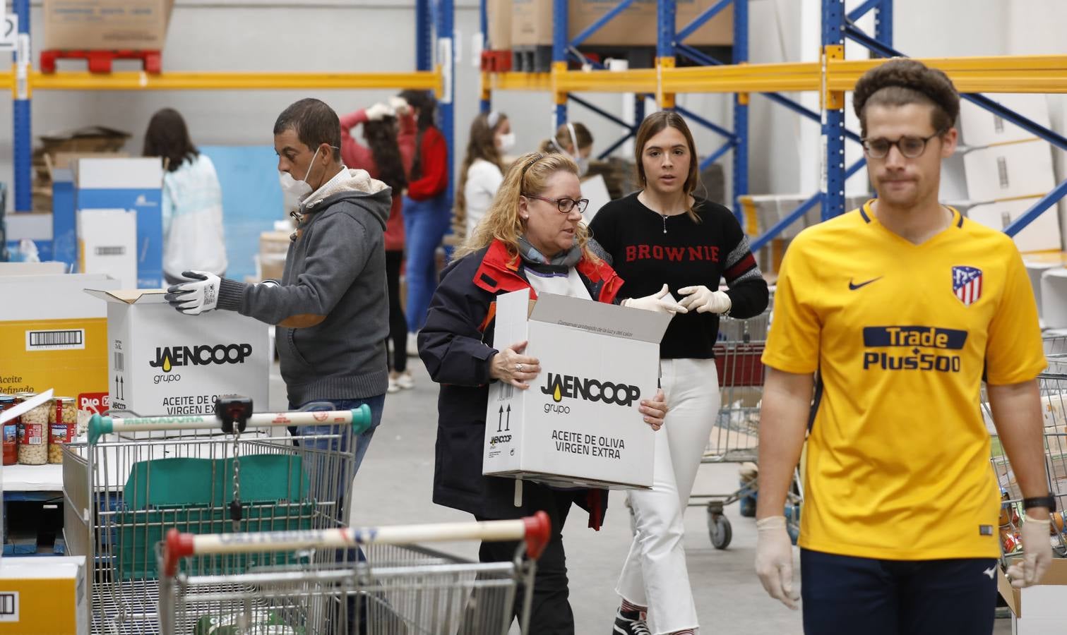 En imágenes, el reparto de comida en Córdoba frente al coronavirus