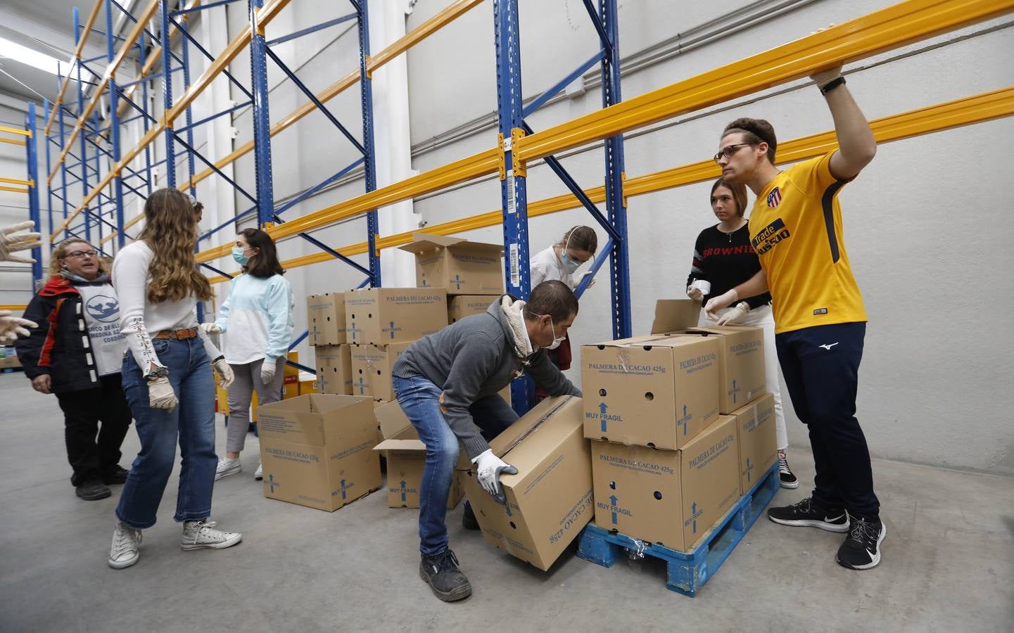 En imágenes, el reparto de comida en Córdoba frente al coronavirus