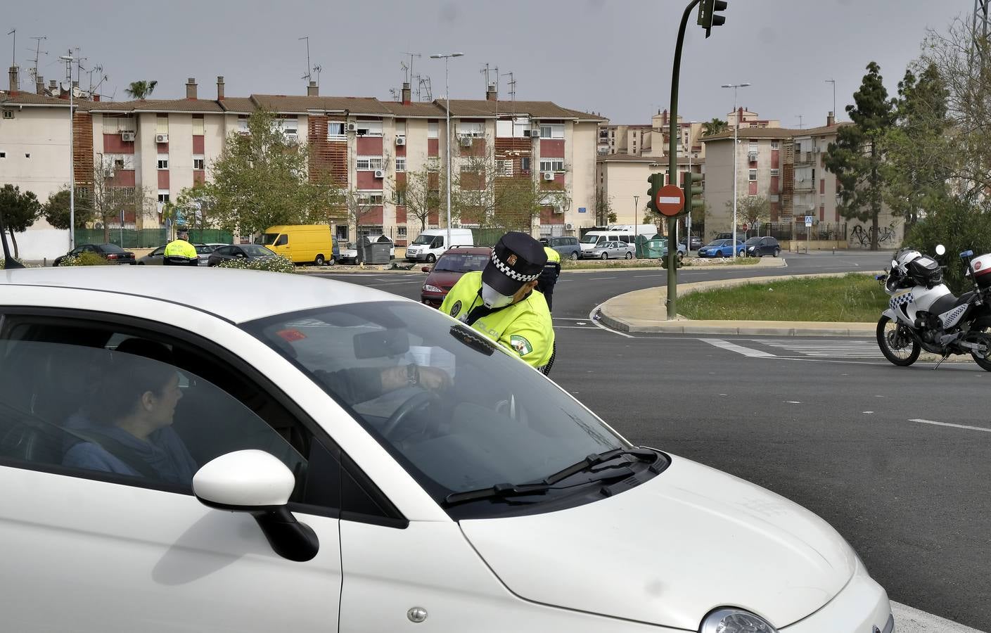 La Policía Local controla en Sevilla el cumplimiento de las normas del estado de alarma por coronavirus