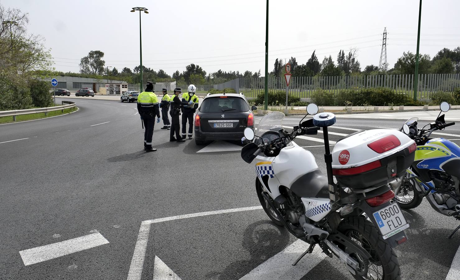 La Policía Local controla en Sevilla el cumplimiento de las normas del estado de alarma por coronavirus