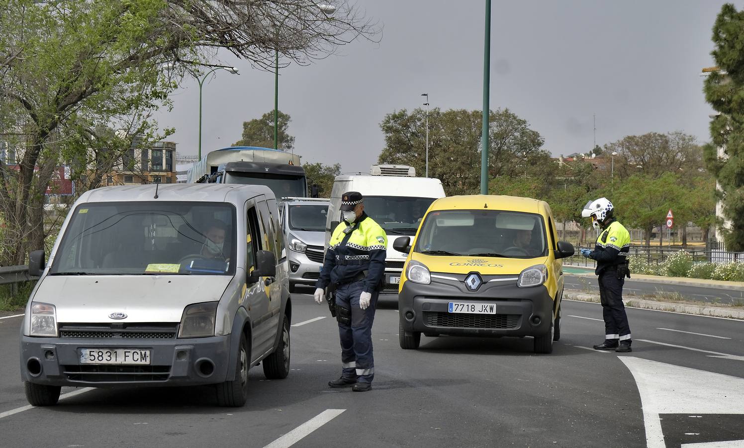 La Policía Local controla en Sevilla el cumplimiento de las normas del estado de alarma por coronavirus