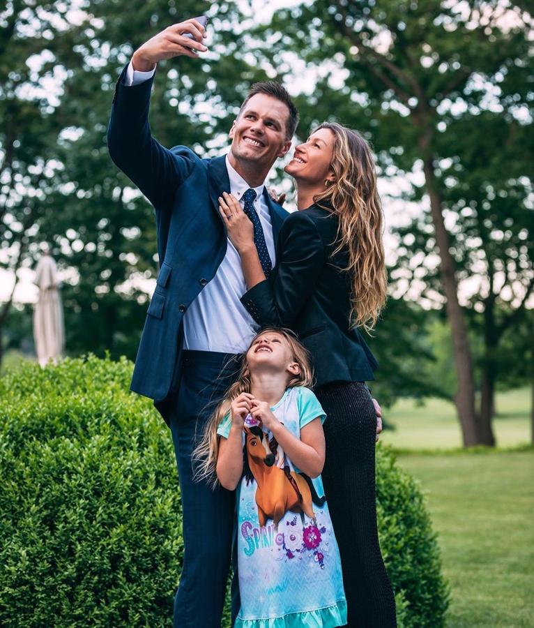 Tom Brady- Los padres más elegantes de Instagram. La familia numerosa que ha formado con Gisele Bündchen es una de las más tiernas del panorama VIP. Para comprobarlo solo hay que echar un vistazo a su cuenta de Instagram, donde no se lo piensa dos veces a la hora de publicar todo tipo de estampas con sus hijos ya sea haciendo deporte o en actos y eventos.