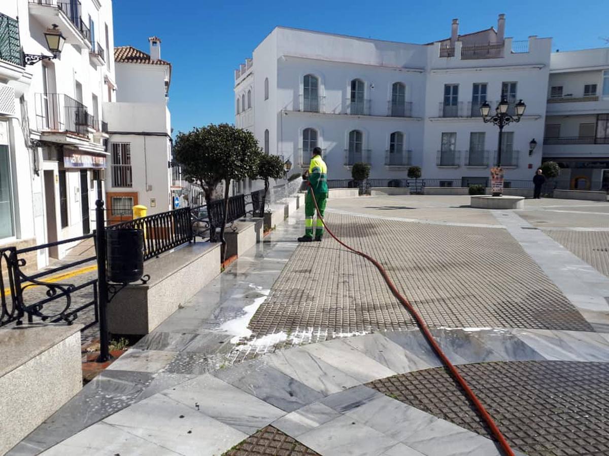 FOTOS: Los municipios de Cádiz intensifican la desinfección de sus calles por el coronavirus