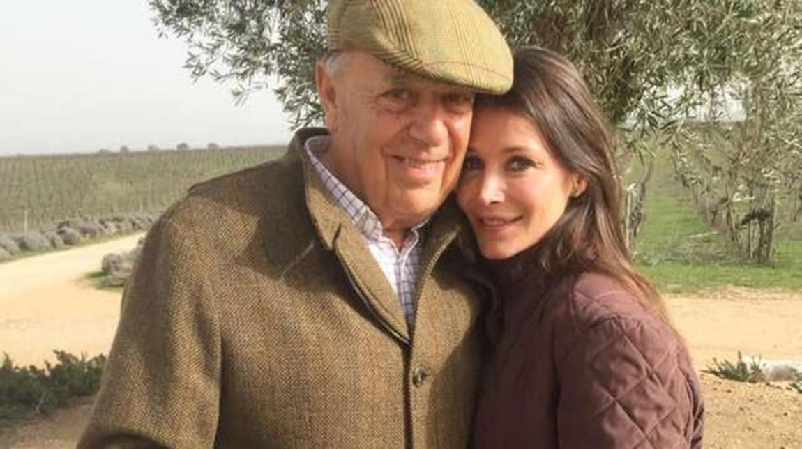 En el año 2011, su relación hizo aguas, pero no fue hasta tres años más tarde cuando formalizaron su divorcio. Fue entonces cuando llegó a su vida la última de las mujeres que amó: Esther Doña (imagen), con quien se casó en 2017.. 