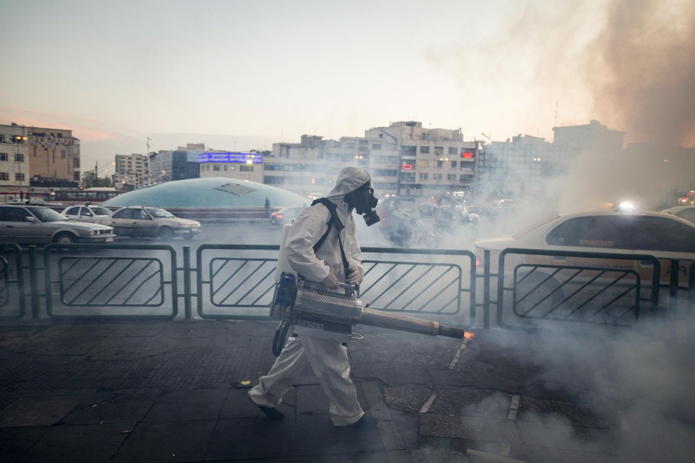 Teherán (Irán). Un operario fumiga las calles en uno de los países más castigados por el Covid-19