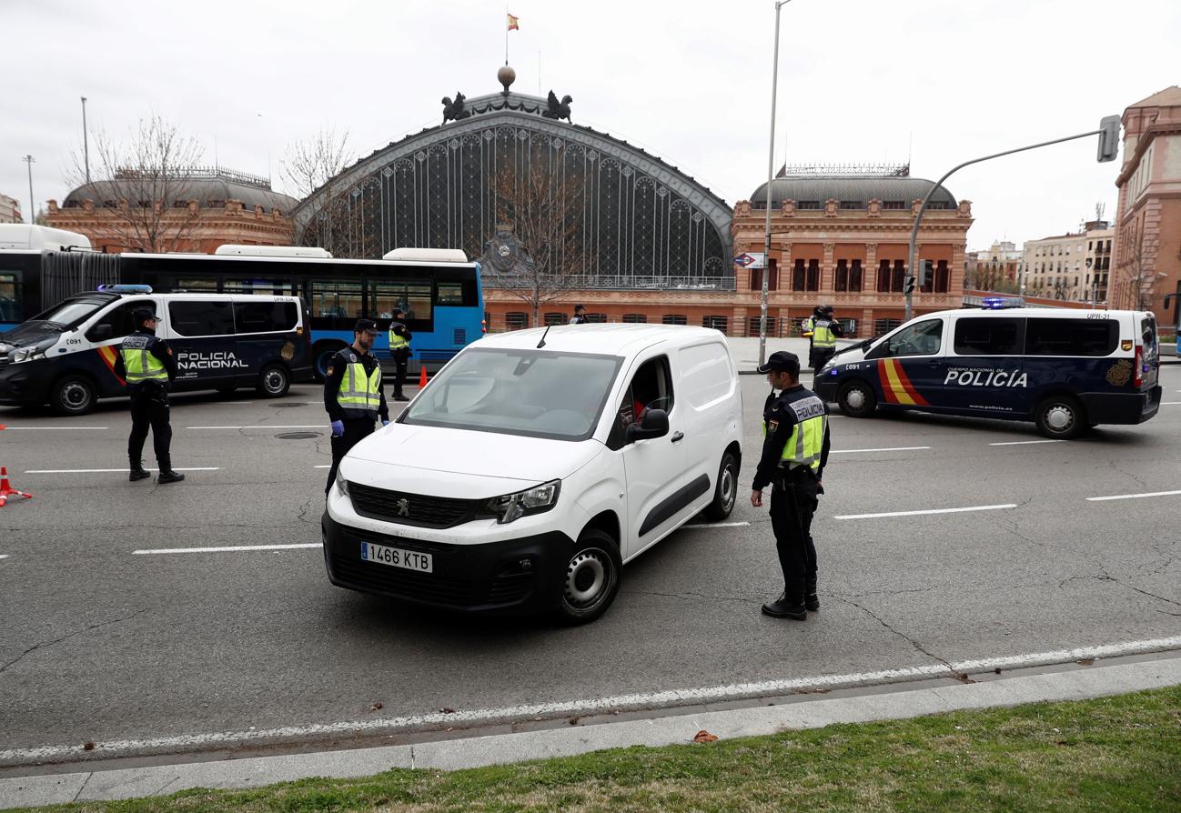 Madrid (España). La policía pide la documentación a un conductor en la estación de Atocha. Hoy enducere el control de movimientos de ciudadanos